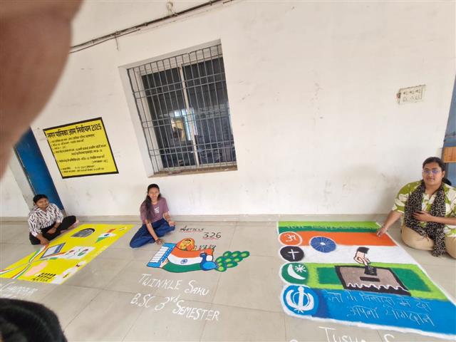 SIR 2026 के दौरान, SVEEP एक्शन प्लान के तहत एक वोटर जागरूकता कार्यक्रम आयोजित : रंगोली और पोस्टर निर्माण 